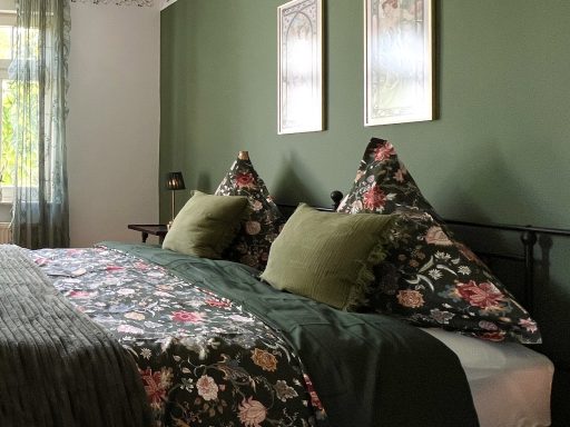 bequemes Bett mit Boxspring-Matratze